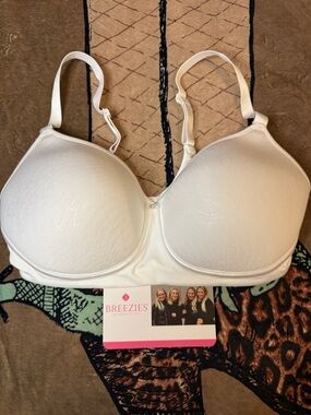 NWT Breezies Featherlite Breathe Wirefree T-Shirt Bra 36 D
